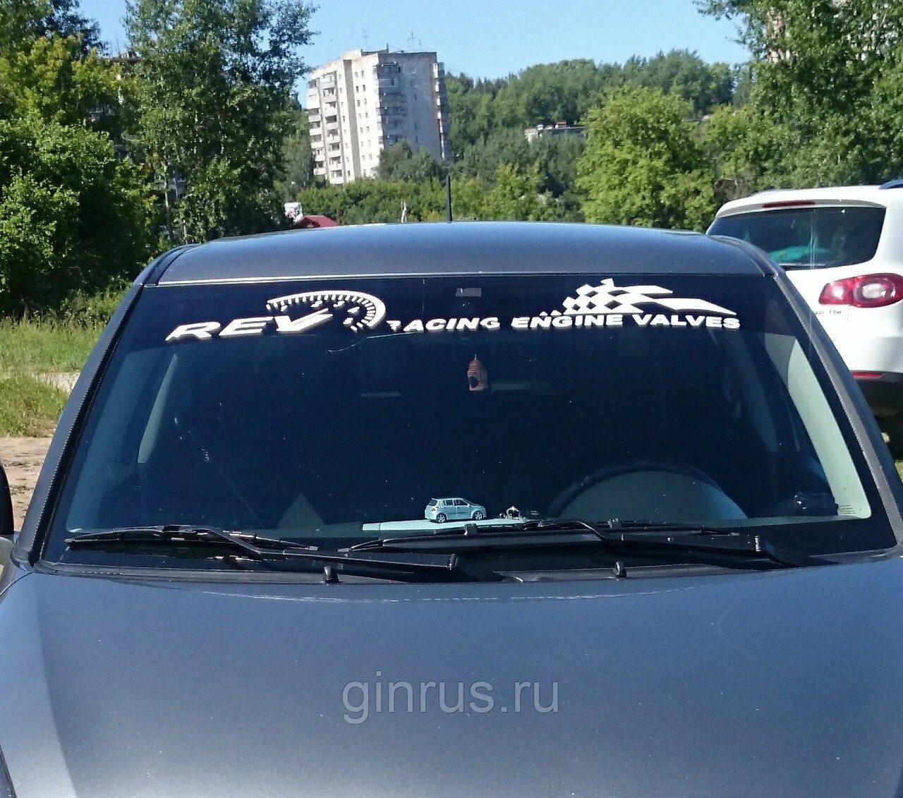 Наклейка козырек на лобовое стекло bmw x3. Наклейка на лобовое стекло toyota. Наклейка полоса на лобовое стекло. Наклейка полоса на лобовое стекло. Наклейка полоса на лобовое.