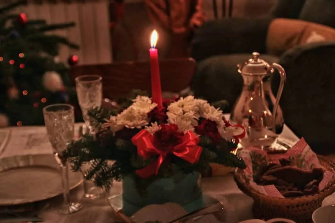 отмечаем новый год. празднуете ли вы рождество. счастливая семья новый год. рождество в кругу семьи. празднуете ли вы рождество.