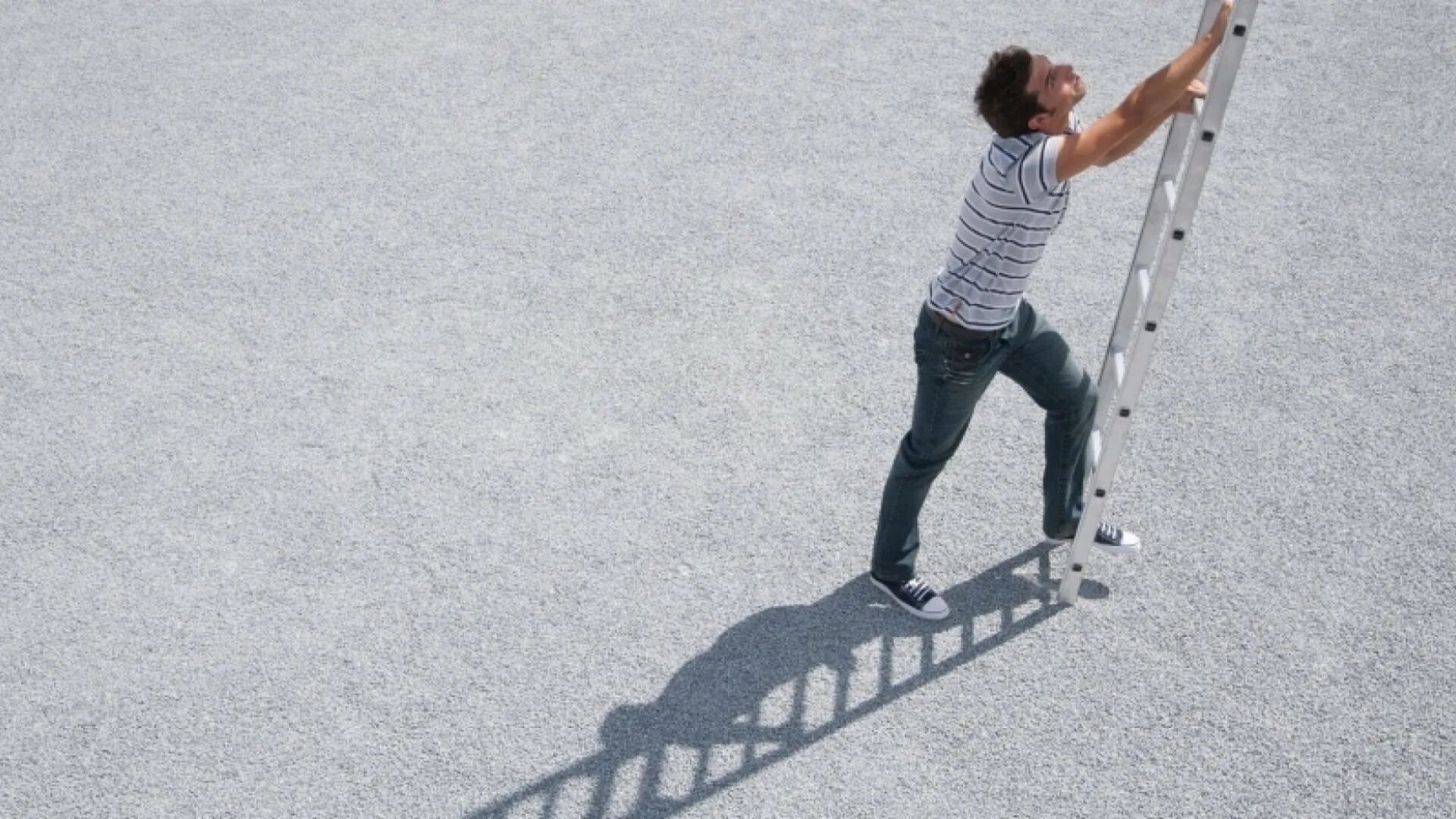 Лестница лежит дом по лестнице бежит. A man climbing a ladder. man climbing to ladder. восхождение по лестнице в небо. в поле лестница лежит дом по лестнице бежит.