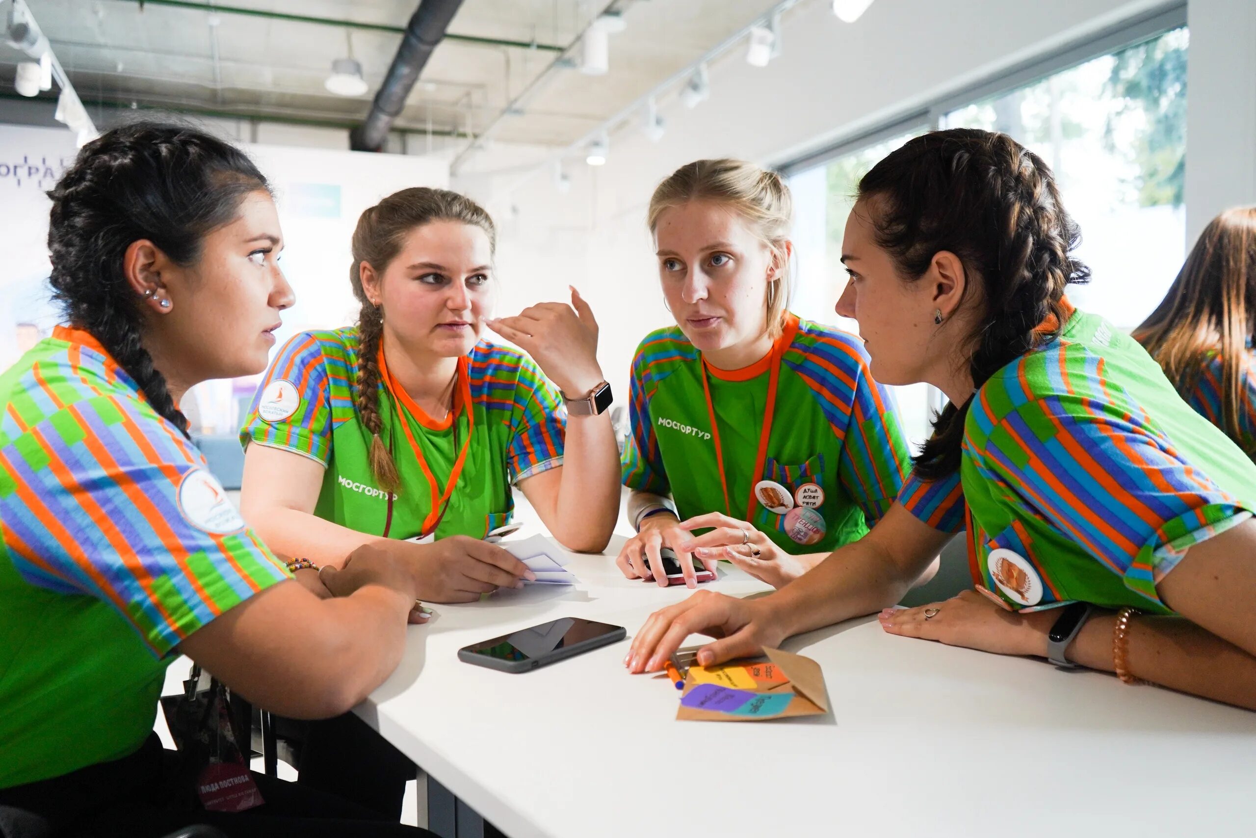 Вожатые и дети. Солнечный парус мосгортур. Мосгортур вожатым. Мосгортур вожатым. Вожатые в лагере.