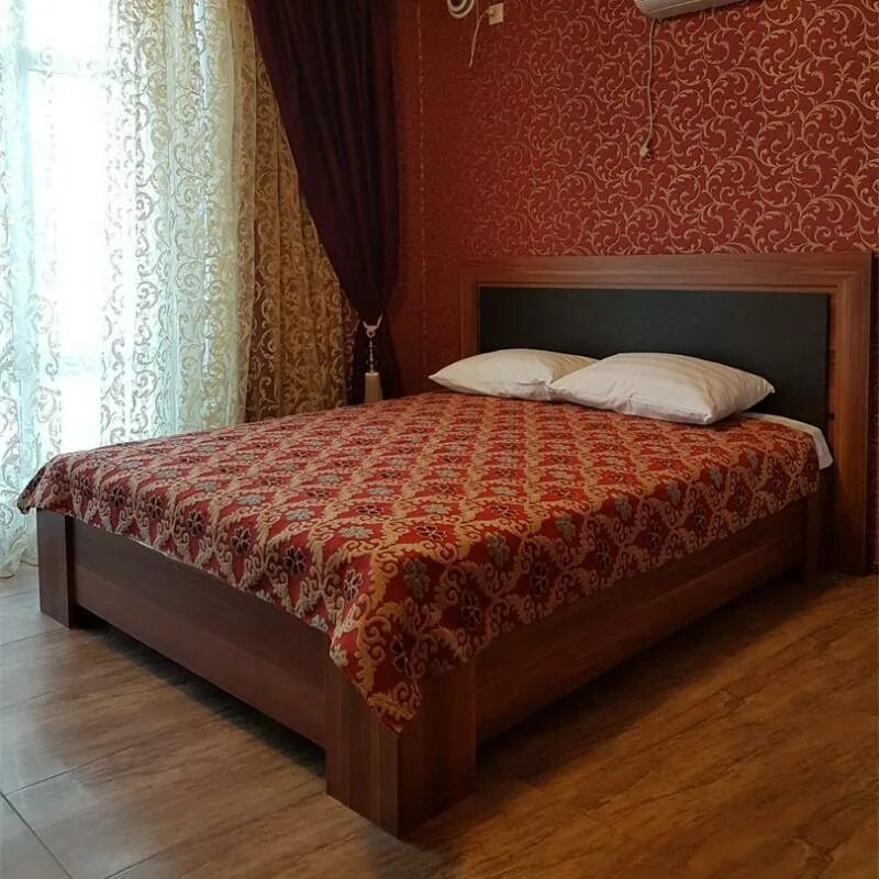 Левая гостиница. Гостиница золотой лев новосибирск. Левый берег отели. Левая гостиница. Левая гостиница.