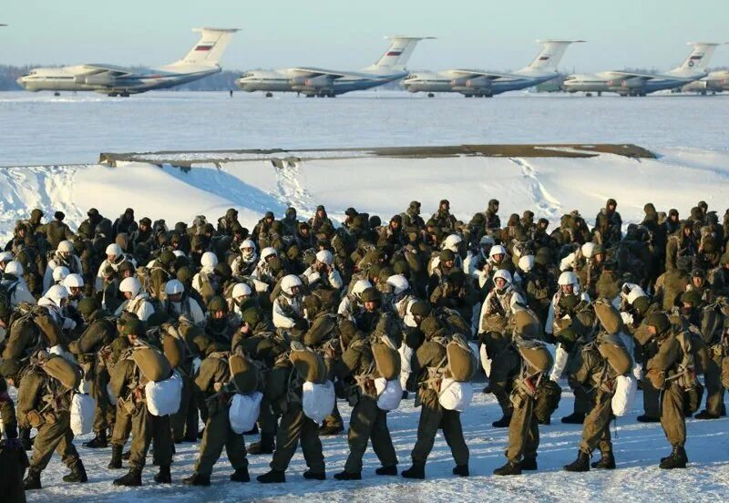 Высадил десант. Десантники на аэродроме. Воздушно-десантные войска высадка. Десантирование ВДВ. Высадка ВДВ.