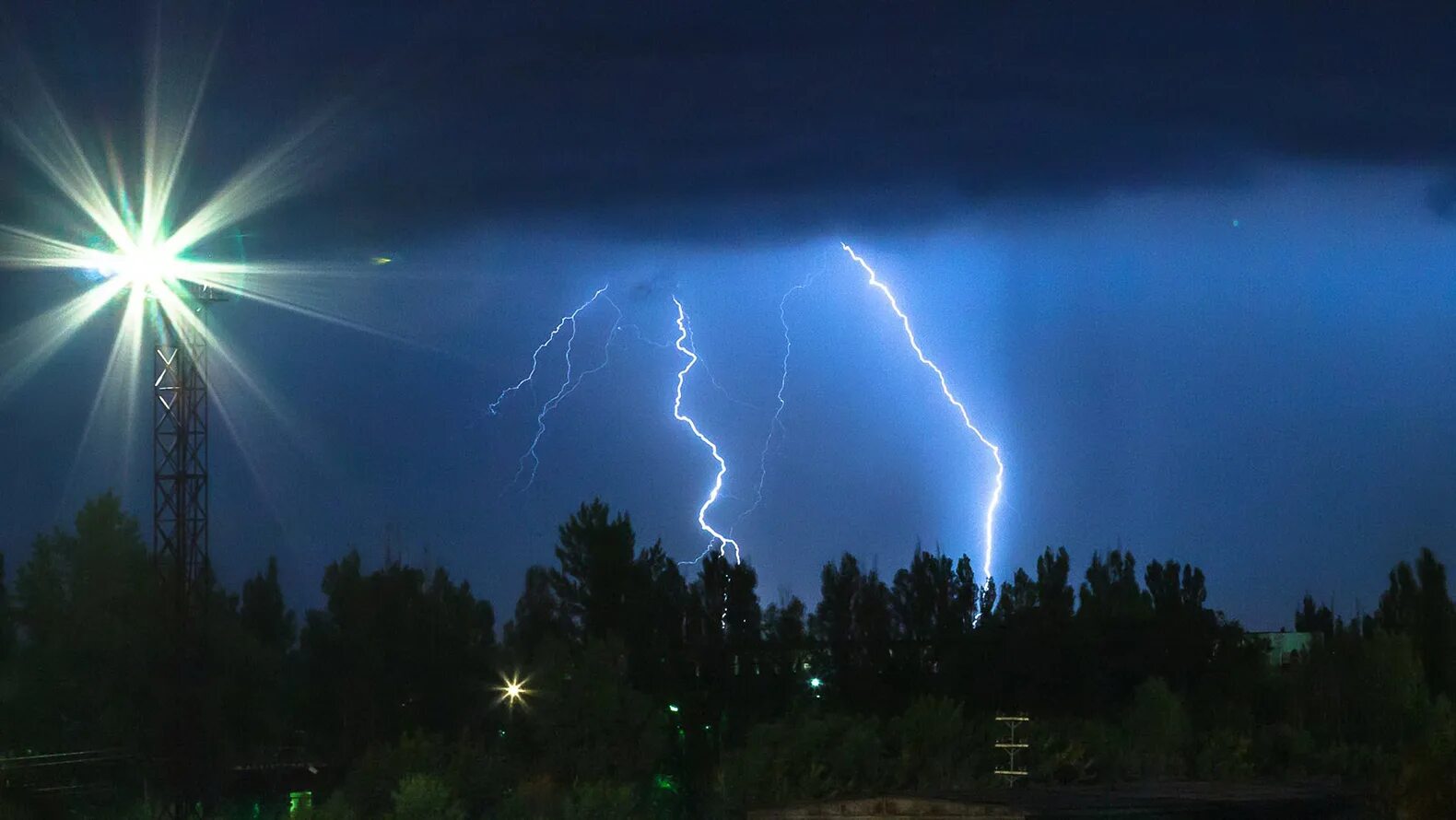 Гроза в городе. Молния белгород. Когда гроза в белгороде. Гроза белгород. Москаленко молния белгород.