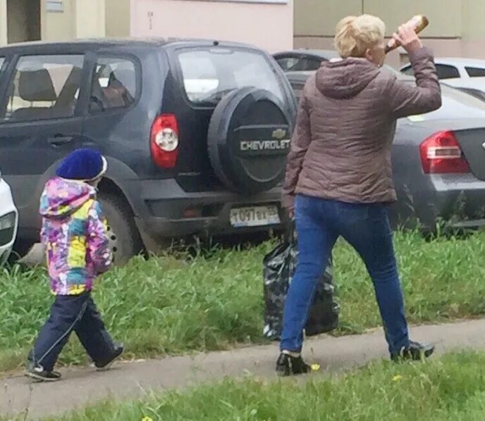 Бабушка ведет. Бабушка ведет внучку в садик.