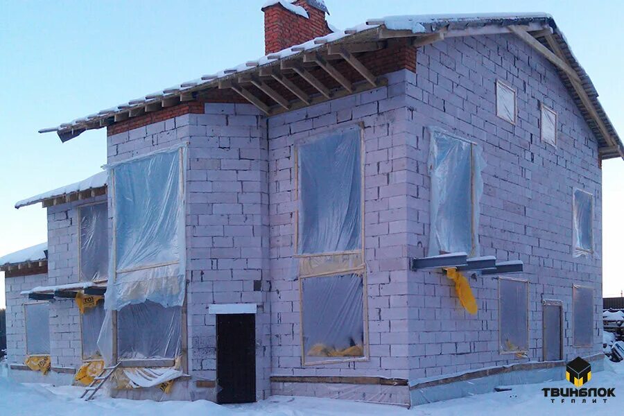 Оставить каркас на зиму. Консервация окон в строящемся доме. консервация недостроенного дома на зиму. консервация оконных проемов в строящемся доме.