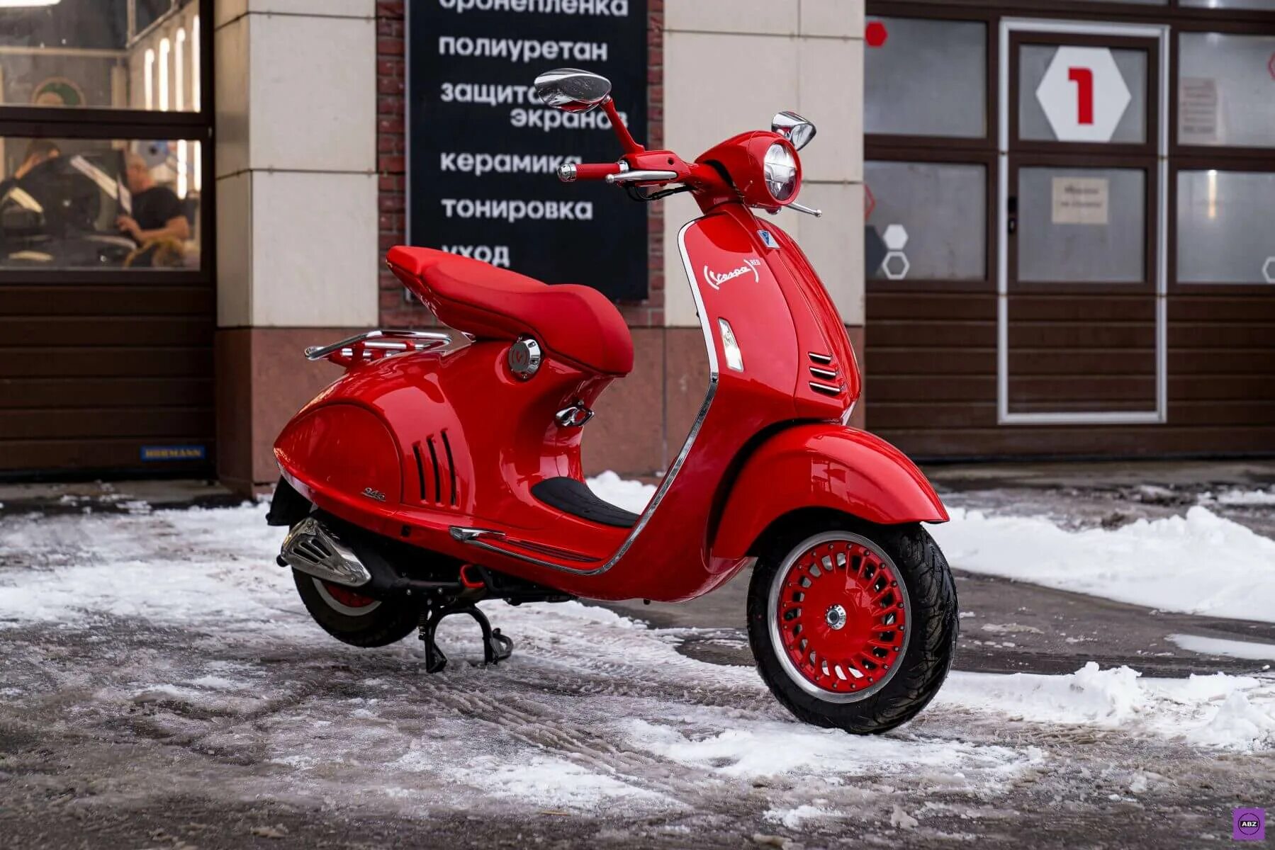 Скутер защита. Vespa 946. Легендарный мотороллер. Итальянский скутер. Легендарный скутер.