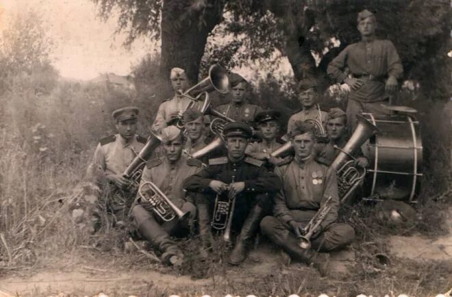 Оркестр во время войны. Музыканты на войне. Военный оркестр ВОВ. Военный оркестр на войне. Военный оркестр 1945.