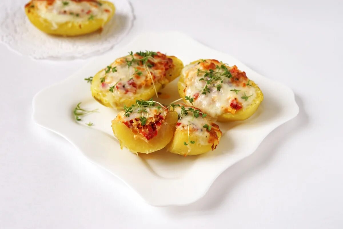 Картофель фаршированный беконом. Лодочки из картофеля с начинкой. Фаршированные картофельные "лодочки". Картофельные лодочки. Запеченный фаршированный картофель.