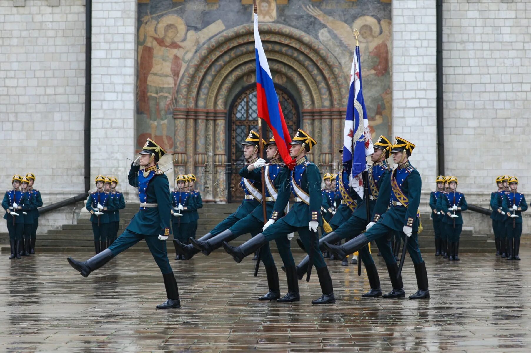 Развод пеших и конных Караулов президентского полка. Президентский полк на Соборной площади. Президентский полк 2022. Развод пеших и конных Караулов президентского полка 2021.