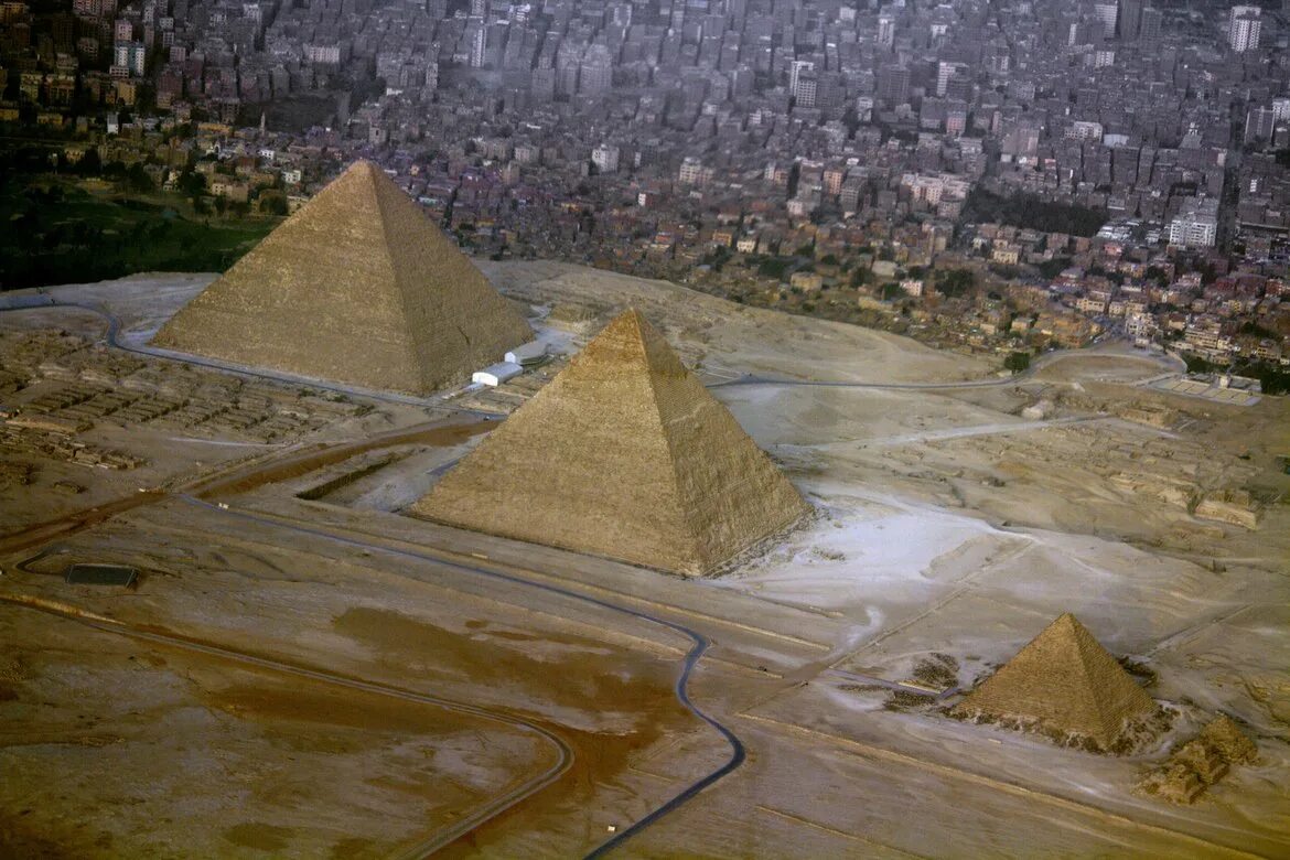 В какой стране находятся пирамиды. Плато Гиза Египет. Пирамиды Гизы (Каир). Пирамида Хеопса Каир. Пирамиды Египта Кайро.