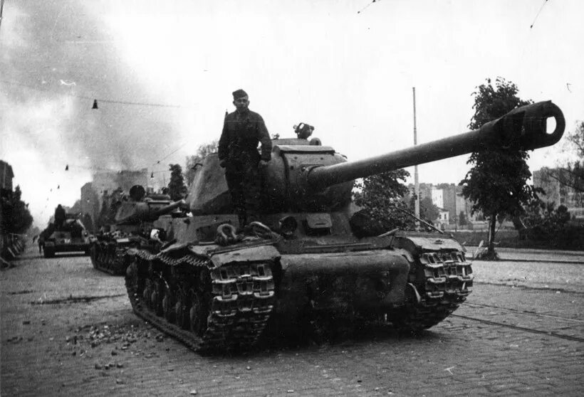 Люди ис 2. Танк ИС 2 1944. ИС-2 Выборг 1944. ИС-2 В Берлине. ИС-2 1943 года.