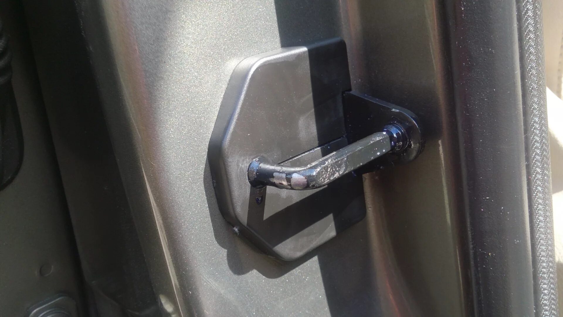 Пежо 408 фиксатор двери. Щелкают двери закрывает. Закрывание двери. Вскрыть замок межкомнатной двери. Закрытая дверь.