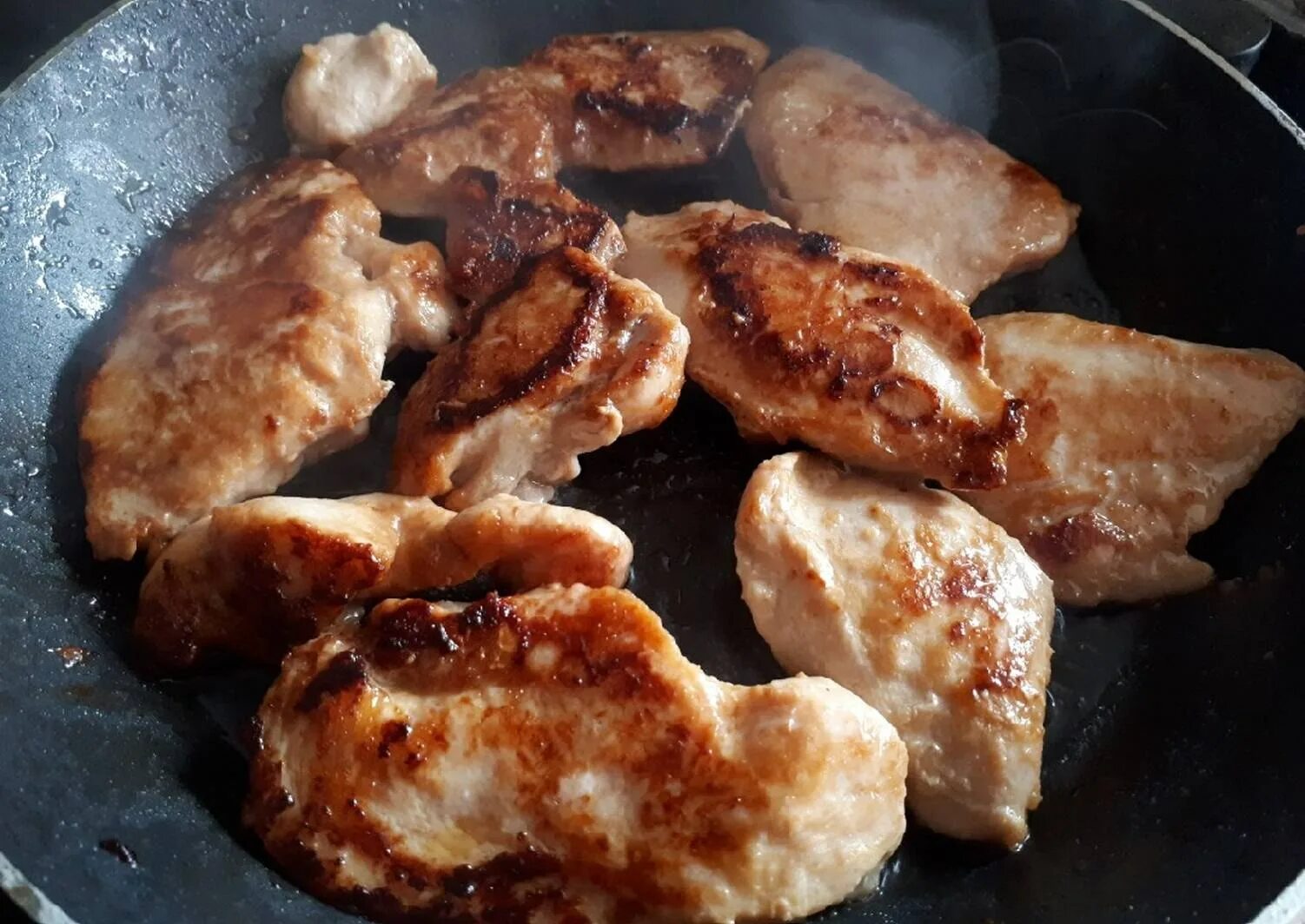 Как жарить куриные грудки. Жареная куриная грудка. куриные грудки жареные. жареное куриное филе на сковороде. жареные куриные грудки на сковороде.
