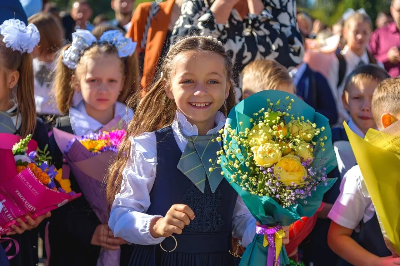 Школьники 1 сентября. Школьная линейка 1 сентября. 18 1 сентября 14 15. Красивые первоклассницы. Школа фотографии.