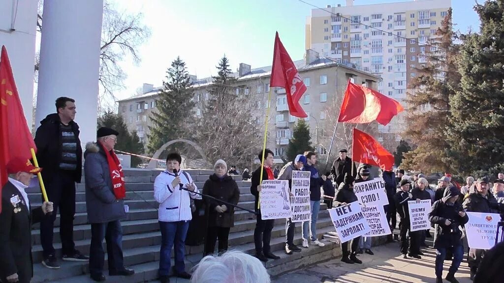 Митинг саратов сегодня. Митинг в Саратове. КПРФ Саратов. Демонстрация КПРФ Саратов. Протест КПРФ.