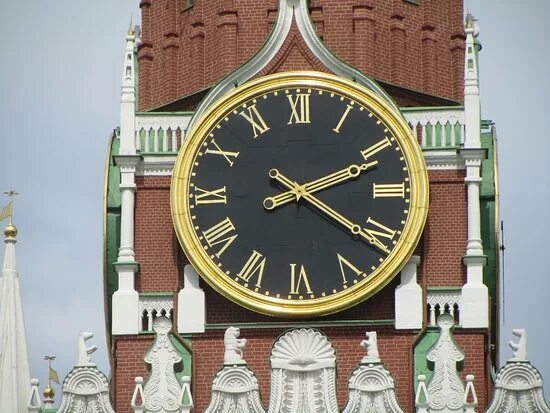 Какие кремлевские часы. Часы Спасская башня Московского Кремля. Часы Спасской башни Московского Кремля. Циферблат часов на Спасской башне Московского Кремля. Часы Московского Кремля система счисления.