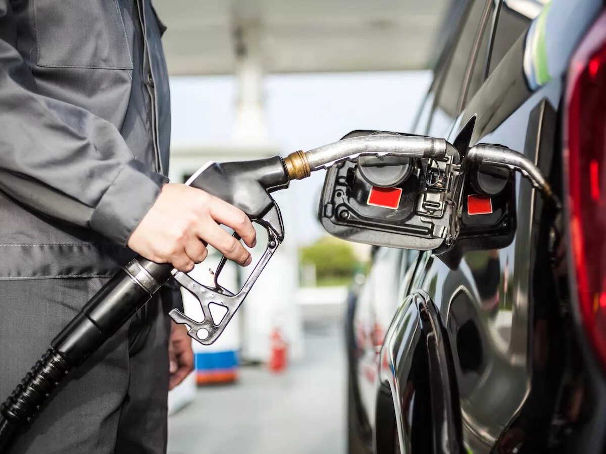 Заправка авто. Автомобильный бензин. Заправил машину бензином. Заправляет машину. Заправил машину бензином.