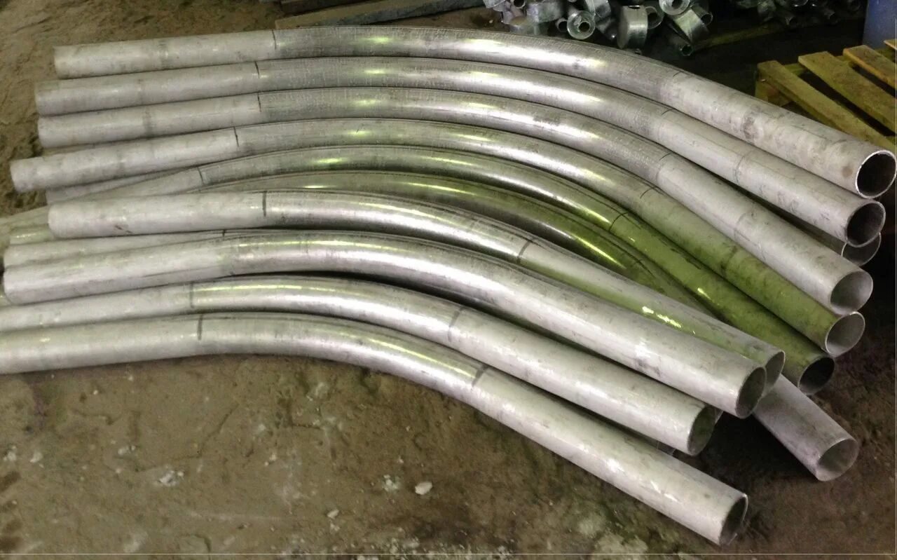 Гибка труб. Гибка труб из нержавейки. Изогнутая труба нержавейка. Труба 6000 гибочный станок. Гибка труб из нержавейки.