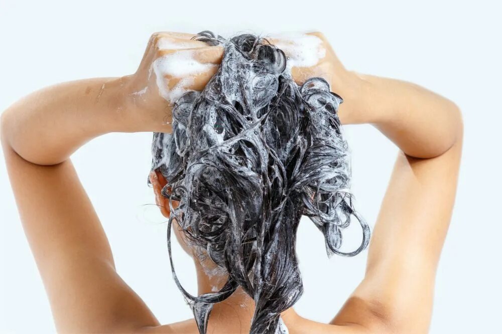 Мытье волос. Мытье головы шампунем. Шампунь для волос. Мойка для волос. Маску на грязные или чистые волосы
