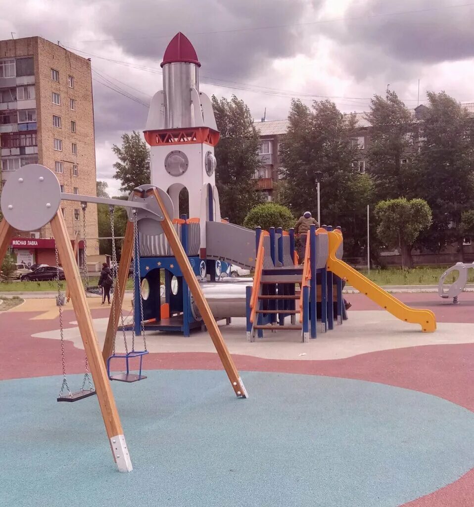 Сквер космонавтов. Сквер космонавтов красноярск. парк космонавтов красноярск. сквер космонавтов красноярск фото. сквер космонавтов красноярск свадебные фото.