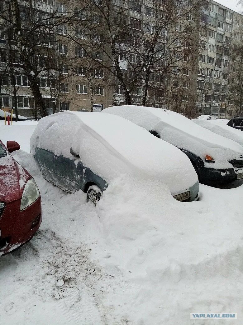 Просто завалило снегом. Завалы снега в москве. москву завалило снегом. москву завалило снегом 2022. москву завалило снегом прикол.