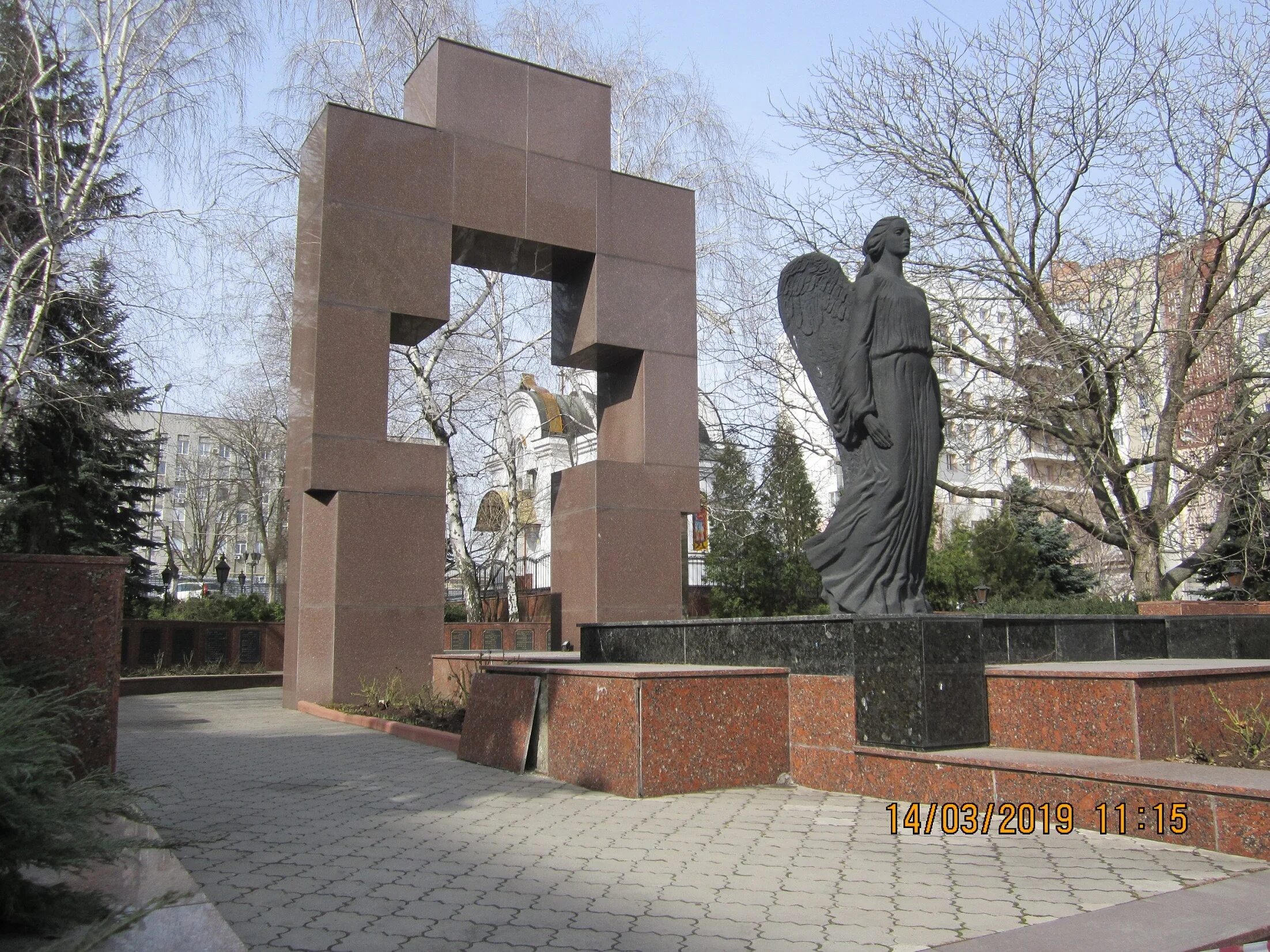 Памятник погибшим украина. Мемориал в Донецке. Памятник воинам в Донецке. Памятник жертвам Донбасса в Донецке. Мемориал Украина.