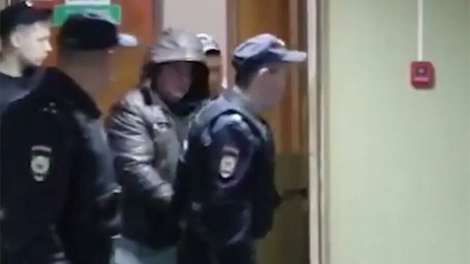 Расстрел полицейских в москве. Полицейский расстрелял. расстрел на рязанском проспекте. расстрел полицейских в московском метро.