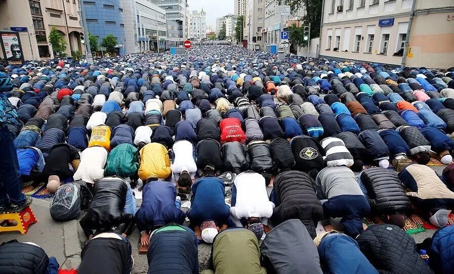 С праздником ураза байрам москва. Айт намаз в москве. Москвабад фото. Moskova namaz. Moskova namaz.