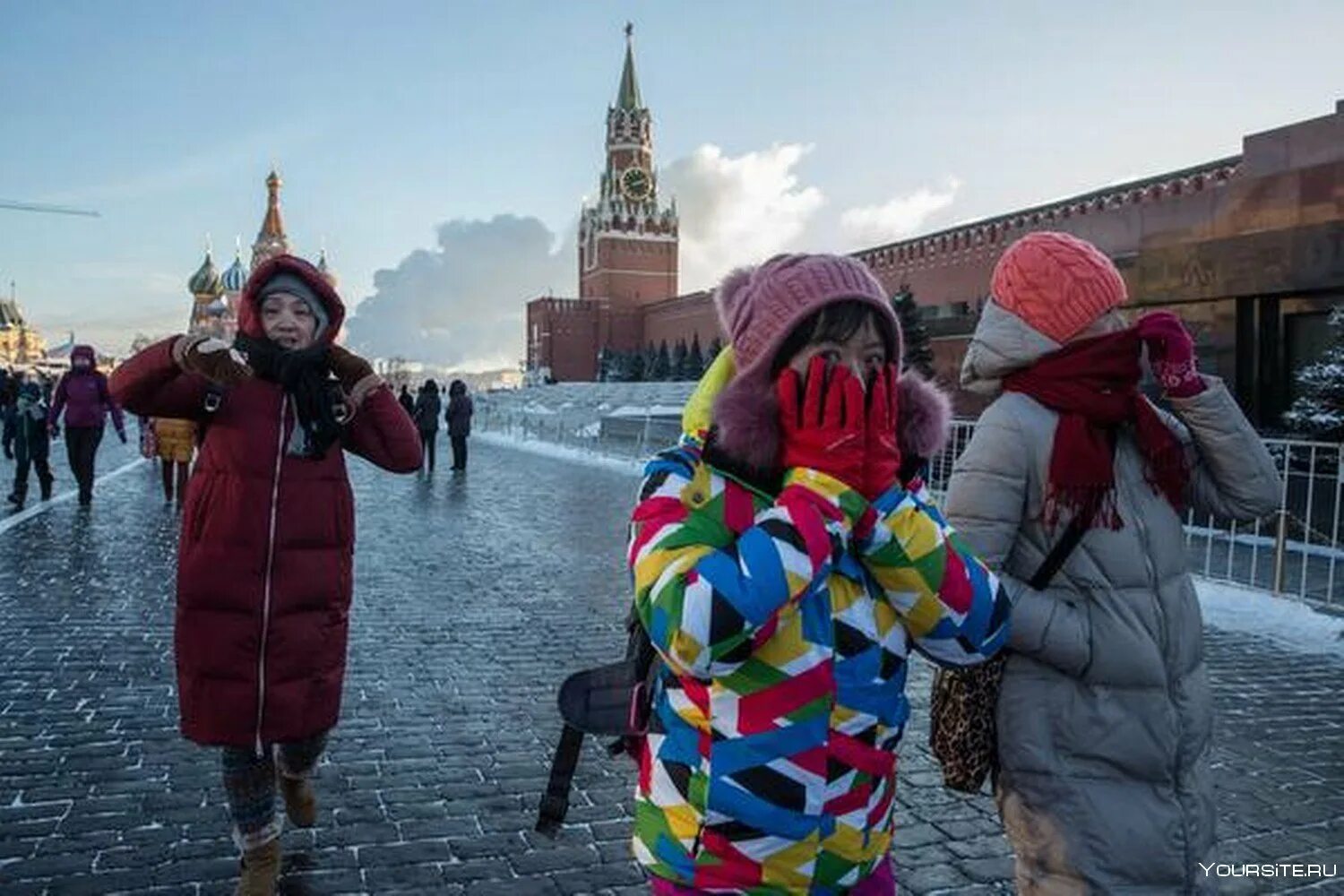 В россии весь холодный. Туристы в России. Иностранцы зимой в России. Туристы в Москве. Москва люди.