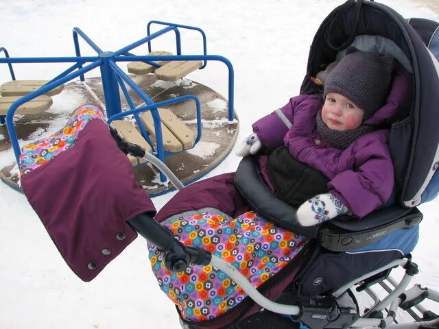 Конверт в коляску зимний для прогулочной коляски. Зимняя подкладка в коляску. Конверт в санки. Ребенок в коляске зимой. Люлька зимой