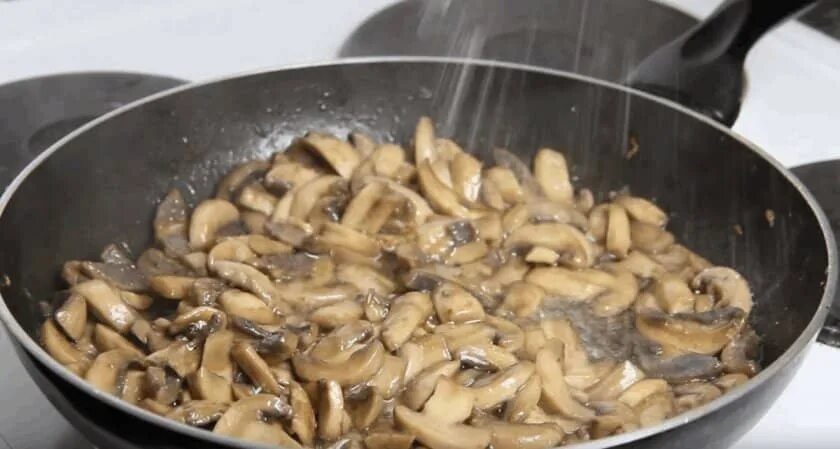 Белые грибы жареные. Свинина жареная с шампиньонами. Шампиньоны с луком. Грибы шампиньоны сметанном соусе. Шампиньоны с луком на сковороде.