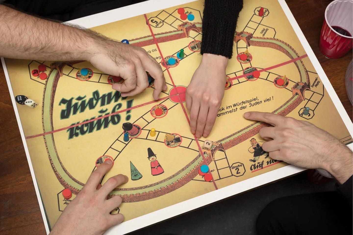 настольная игра придумать самим. краеведческая настольная игра. необычные настольные игры. настольная игра про руки. настольная игра сверху.