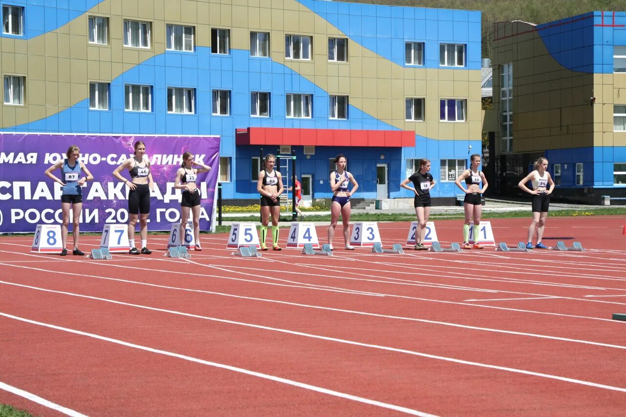 Спартакиада школьников в сочи. Спартакиада учащихся легкая атлетика. Легкая атлетика Кострома. Легкая атлетика Сахалин президентские. 100 Метров на стадионе.