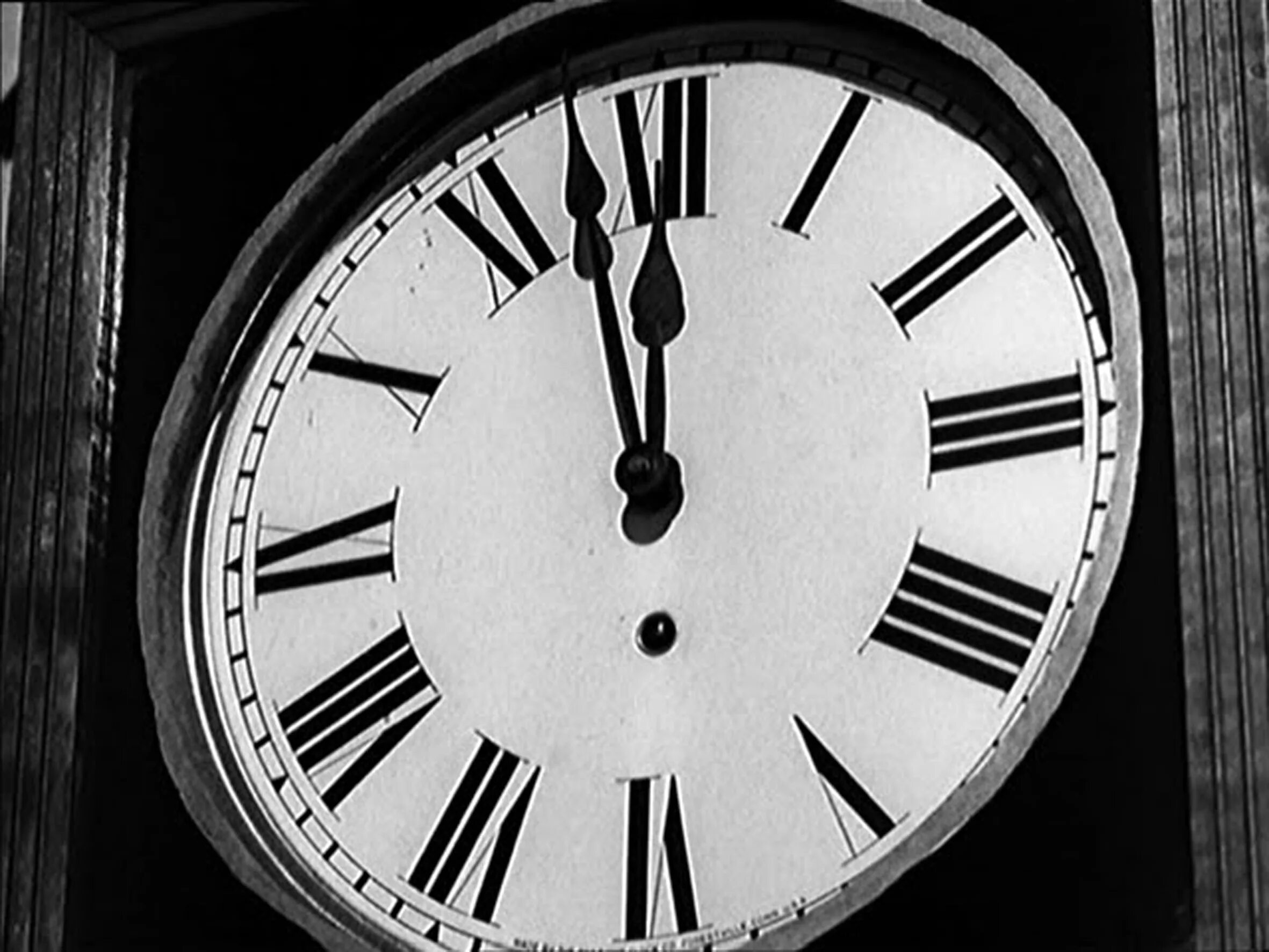 More the clock. Циферблаты с разным временем. Часы на стену. Часы стрелки. Символ времени в искусстве.