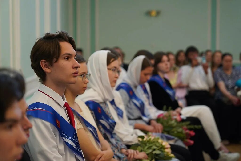 Православная школа отзывы. Школьный выпускной. Выпускной православной школы Тверь. ТВГУ Тверь фото выпускников. Фотосессия на выпускной.