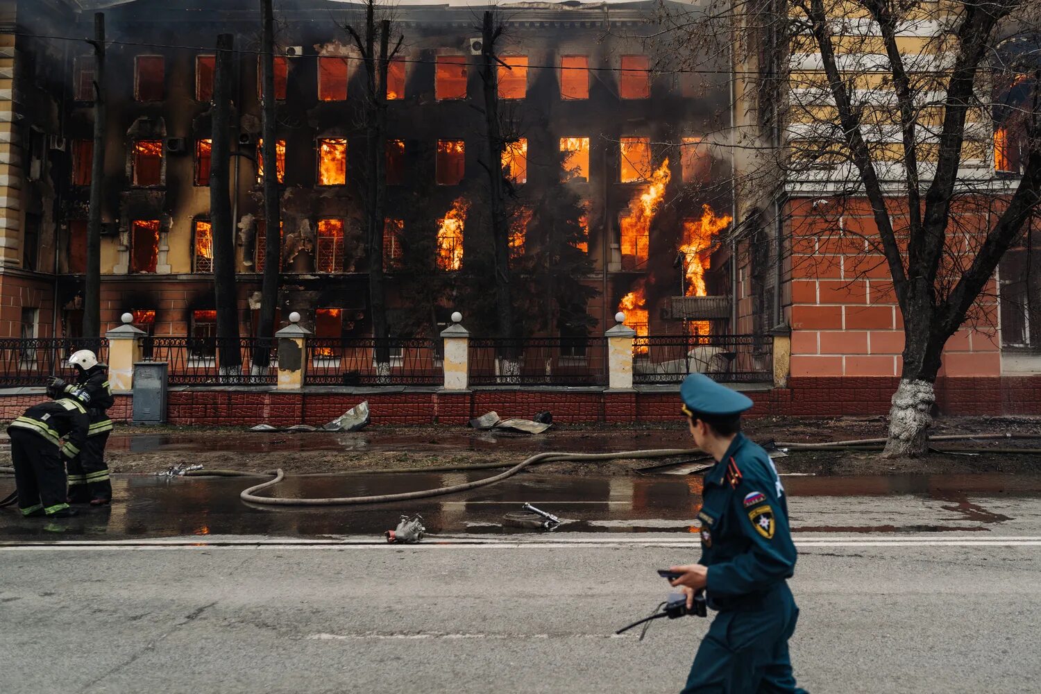 Пожар картинки. Пожарный герой. Пожар в Академии. Пожар в Твери сегодня. Высота сгорела