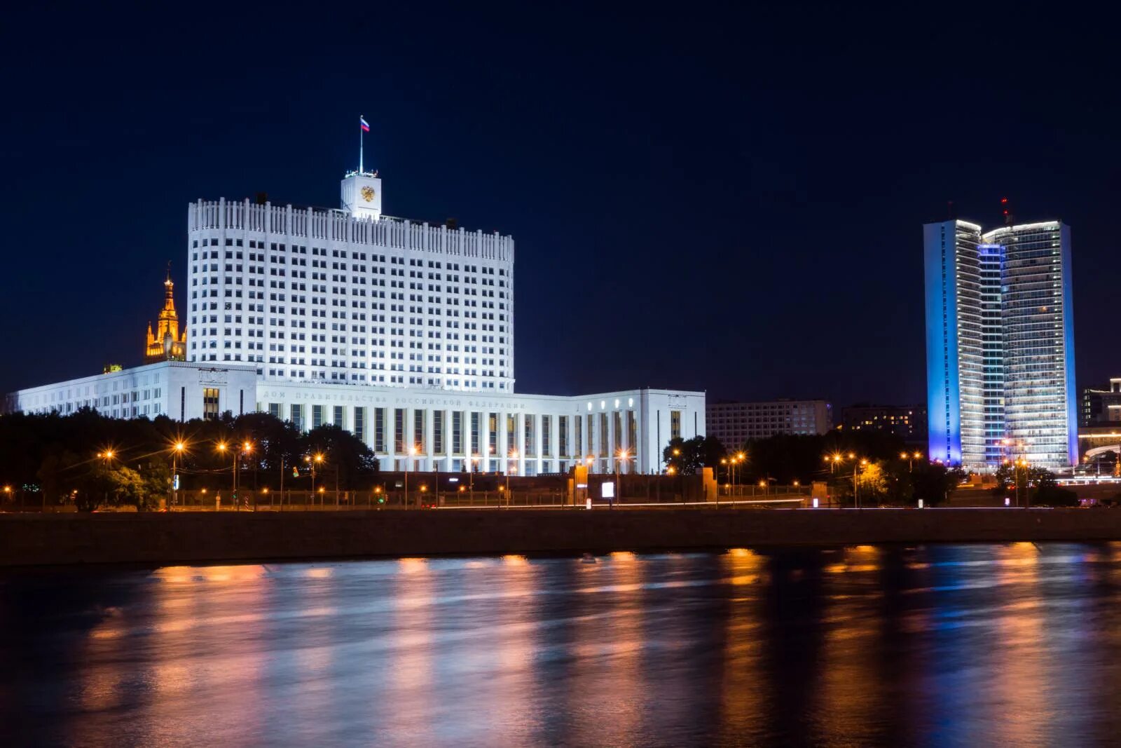 Белый дом страна. Белый дом (здание правительства РФ В Москве). Архитектор д.н. Чечулин. Здание дом правительства Российской Федерации. Белый дом здание правительства РФ. Белый дом Москва 2021.