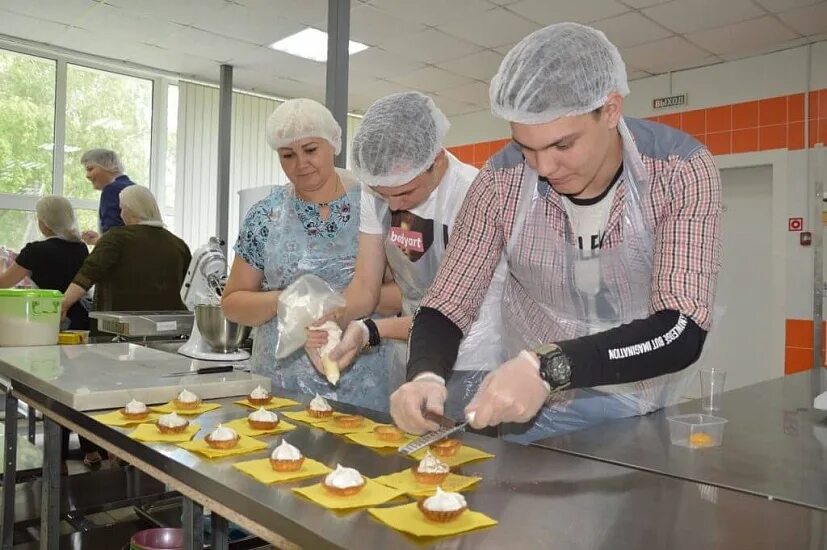 Колледжи тюмени после 9 класса кондитер. ТМТ Сумкино Тобольск. Многопрофильный техникум Тобольск. Директор ТМТ Тобольск.