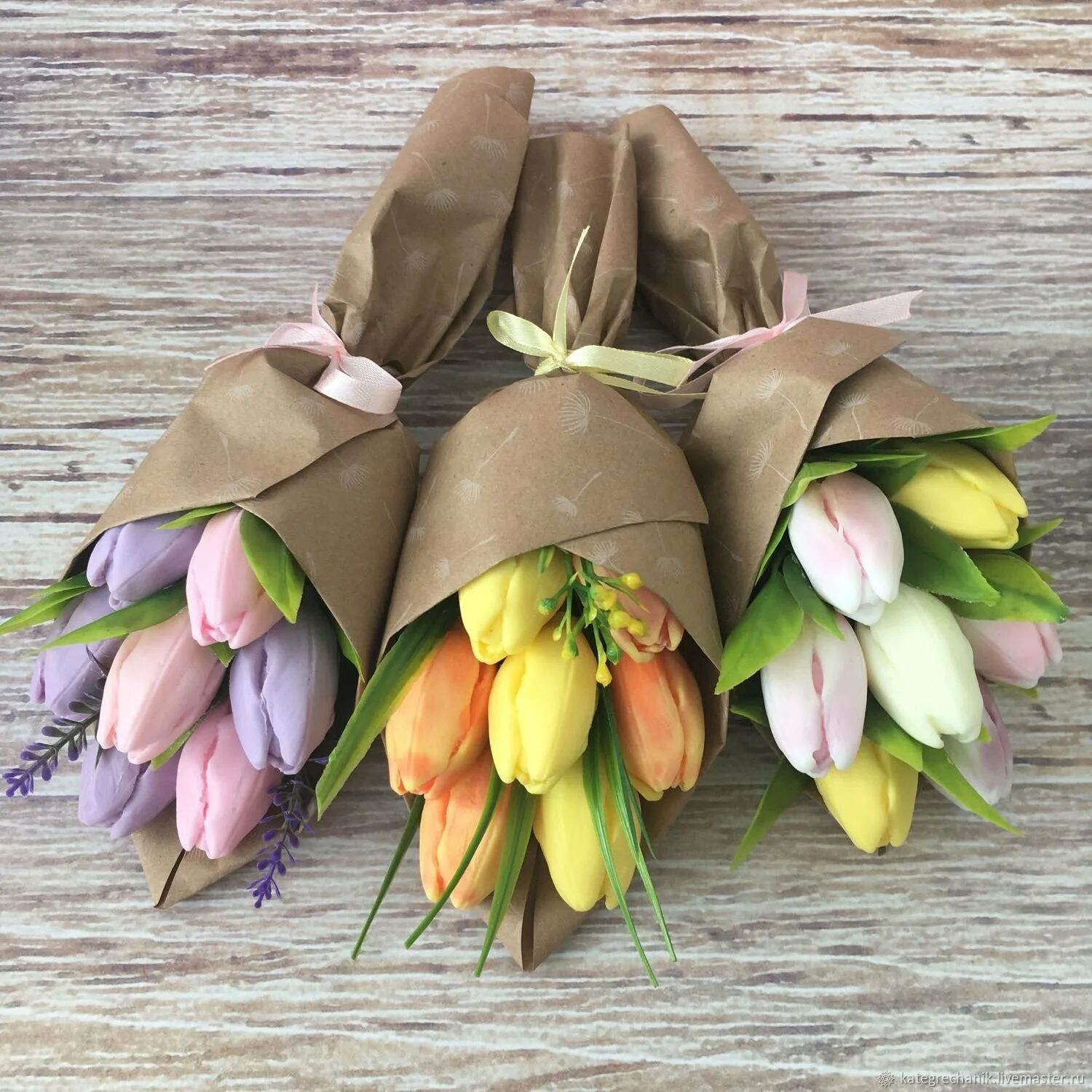 Мини букеты из шоколадных цветов. Букет из шоколадных тюльпанов. Букеты из бельгийского шоколада тюльпаны. Иютюльпаны упаковка кравт. Тюльпаны брауни букет.