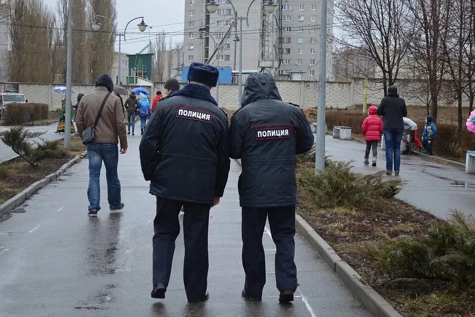 Полиция Ярославль. Превышение полномочий сотрудником полиции. Полиция в дождь. Милиция дождь подсудимый. Превышение полномочий работником