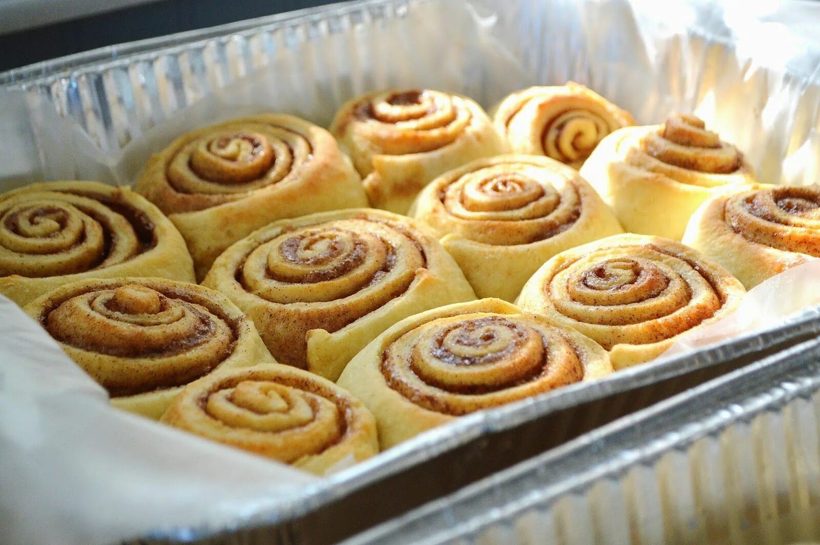 Булочка с корицей сабвей. Rolls Bakery. Cinnamon Roll. Булочка с корицей Покровский хлеб.