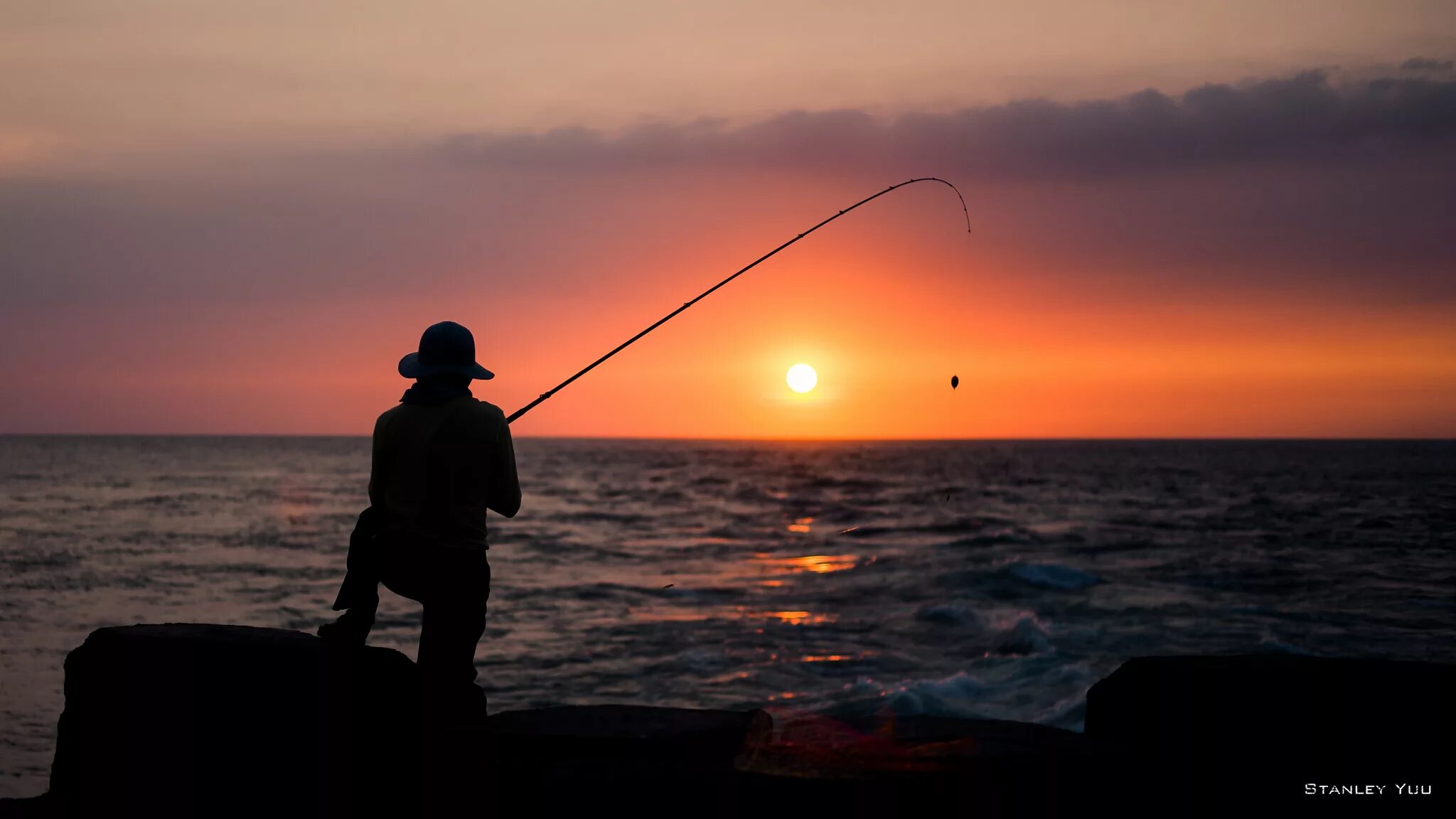 Рыбак с удочкой. Заставка на рабочий стол рыбалка. Обои рыбалка. Рыбак х. Рыбак х.