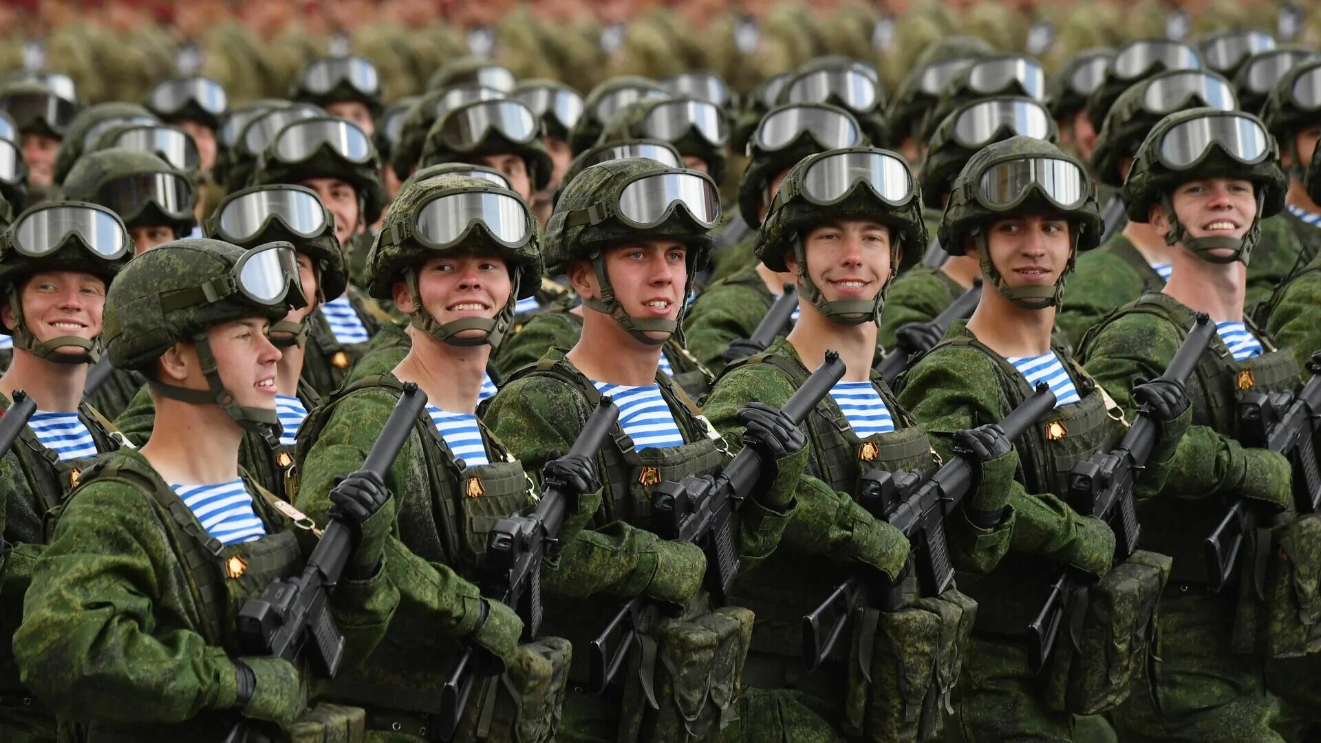 Современная армия. Военный парад. Солдаты на параде. Русские солдаты на параде.