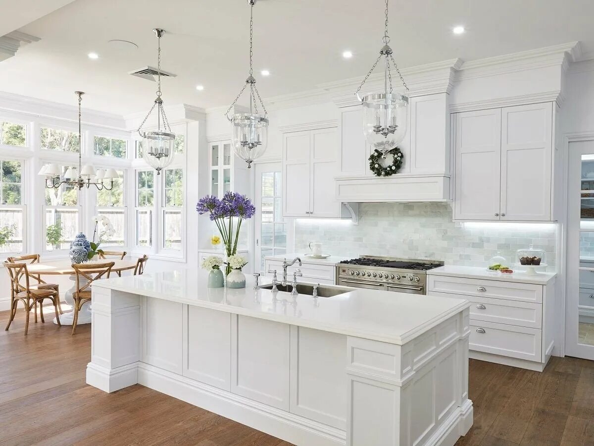 White kitchen. Кухня в стиле Хэмптон. Кухня в американском стиле. Красивая белая кухня. Кухня в белом стиле.