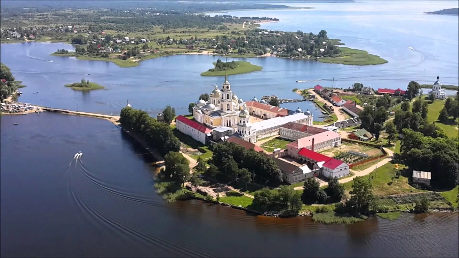 Мо осташковский хаб. Селигер Нило Столобенская пустынь. Г Осташков озеро Селигер. Озеро Селигер город Осташков. Город Осташков Тверская область озеро.