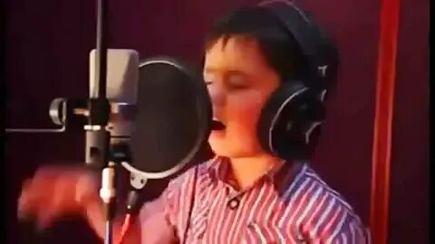 Слепой мальчик поет песню