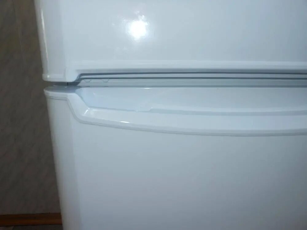 Холодильник индезит двухкамерный модели. Холодильник Индезит 23990-80. Индезит холодильники 2021. Холодильник Индезит 2006 года.