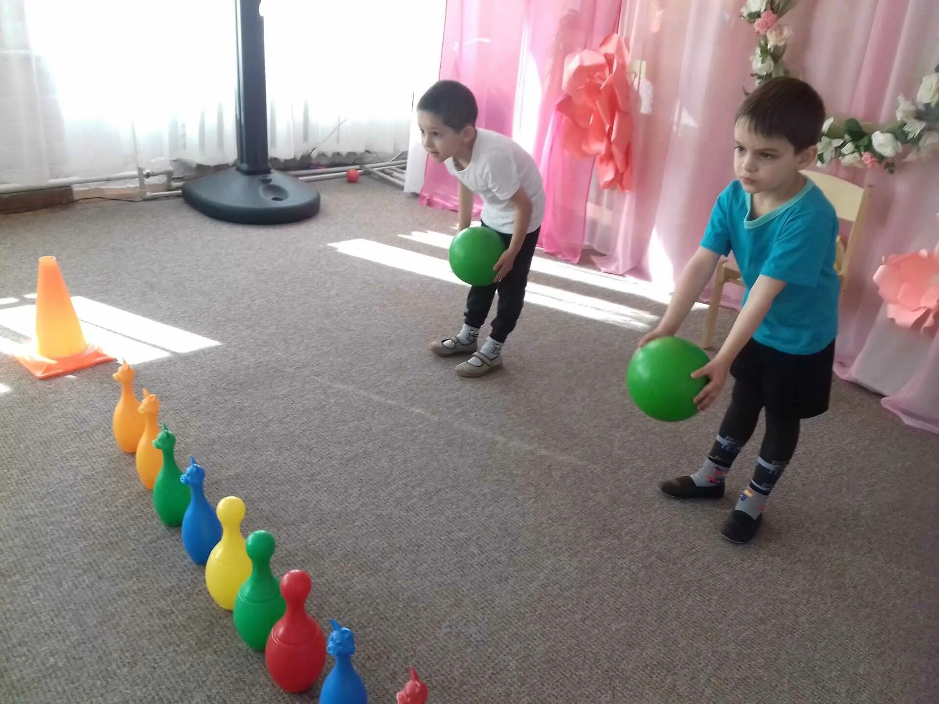 Игра сбитый мячом. Физкультурные досуги в детском саду. Физкультурные развлечения в ДОУ. Физкультурное развлечение в старшей группе. Упражнения с кеглями для детей.