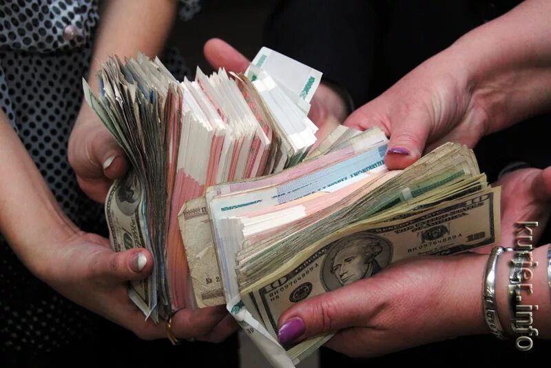 Путин рост зарплат. Избавление от нищеты. Госдолг. Мятый доллар на черном фоне. Рубли.