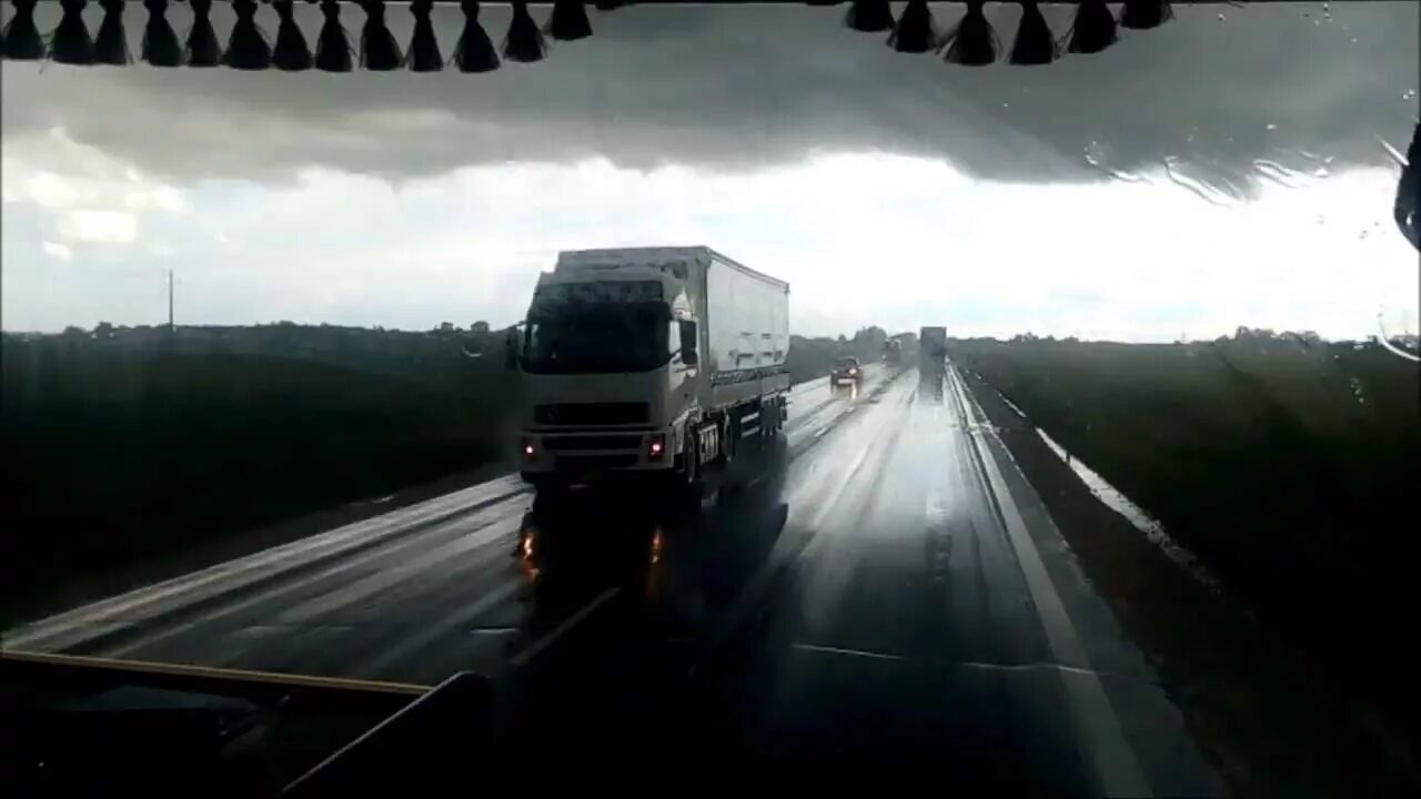 Ехал дальнобойщик. Фура на дороге. Вид из кабины фуры ночью. Номер фура таджикистан. Зимой в кабине фуры.